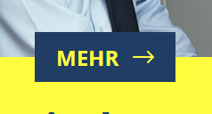 Screenshot eines gelben Buttons mit blauem Feld und gelber Aufschrift „MEHR →“, oben teilweise eine Person in heller Kleidung sichtbar