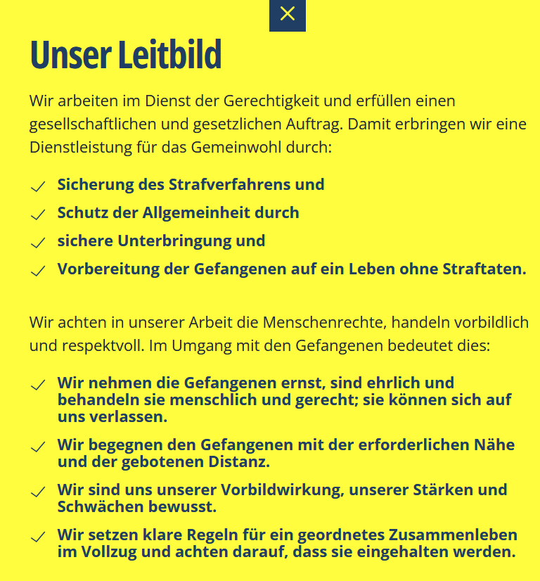 Screenshot einer gelben Seite „Unser Leitbild“ mit blauem Text zu Gerechtigkeit, Strafverfahren, Schutz der Allgemeinheit und Umgang mit Gefangenen.