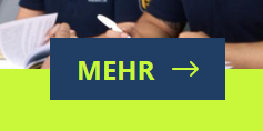 Screenshot eines Buttons mit der Aufschrift „MEHR →“ in Gelbgrün auf dunkelblauem Hintergrund, darunter hellgrüner Balken.