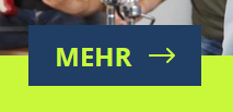 Screenshot einer Navigationsschaltfläche: dunkelblauer Button mit „MEHR →“ in Gelbgrün auf hellgrünem Hintergrund.