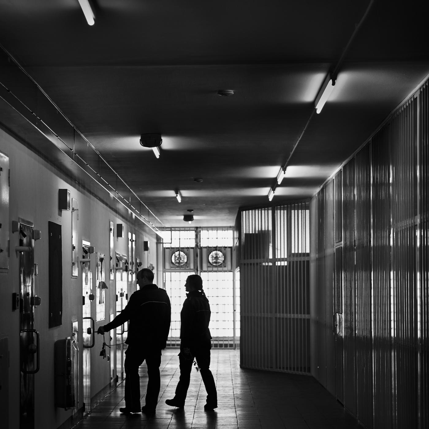 Foto aus der Justizvollzugsanstalt Baden-Württemberg. schwarz weiß Bild, ein Insasse und ein Werkdienstarbeite